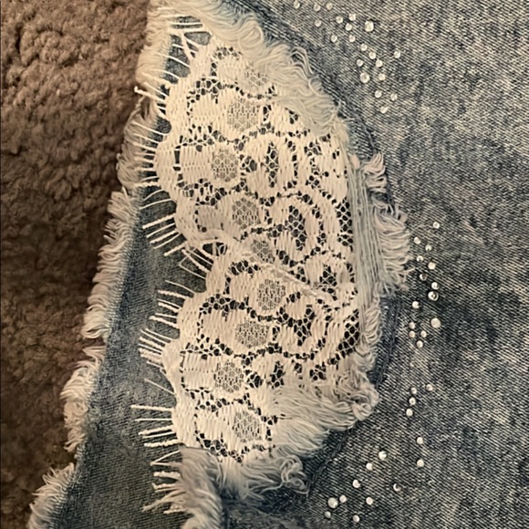 Mid rise stretchy distressed shorts - Picture 3 of 6